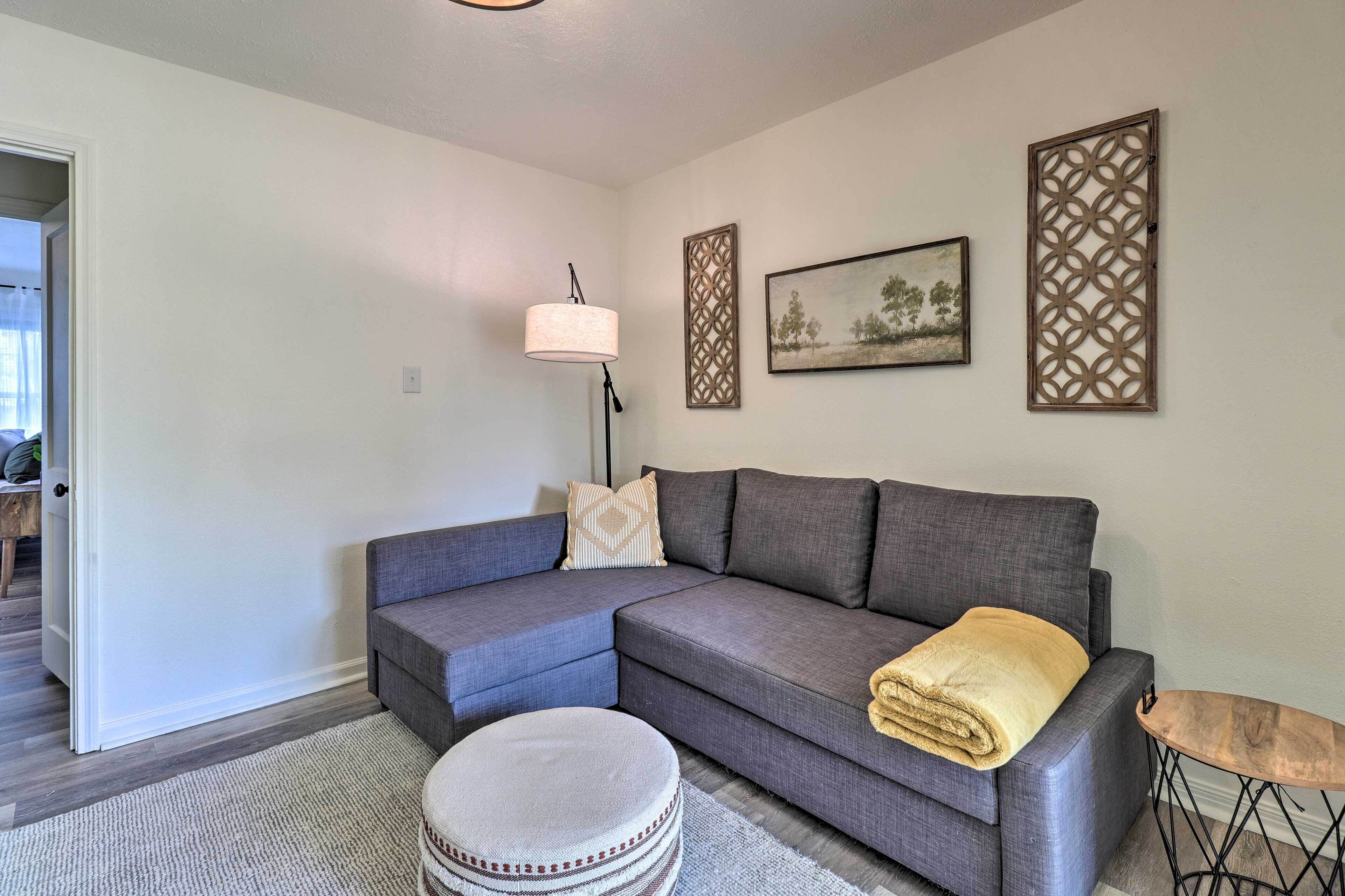 Cozy Temple Cottage w/ Private Backyard!