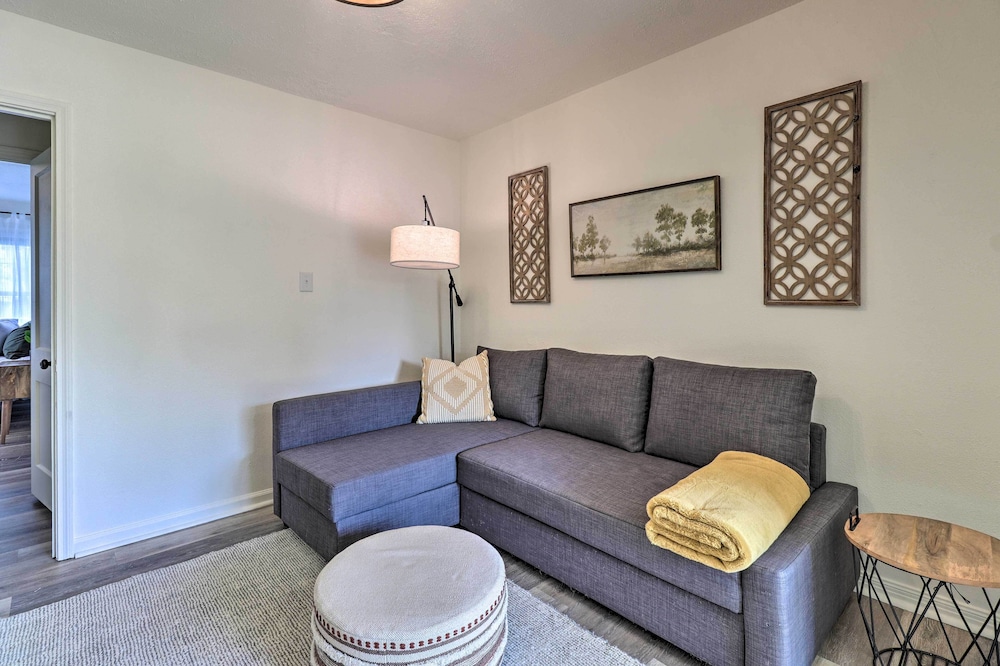 Cozy Temple Cottage w/ Private Backyard!