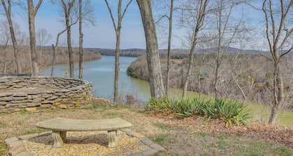 Lake Cumberland Resort Condo w/ Direct Lake Access
