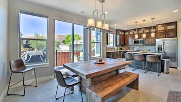 Apartment (4 Bedrooms) | Private kitchen | Microwave, oven, stovetop, dishwasher