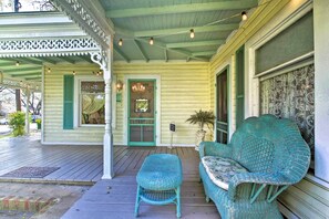 Cottage (5 Bedrooms) | Interior - Walk to Main St Action! Spacious Historic Retreat (Fredericksburg)