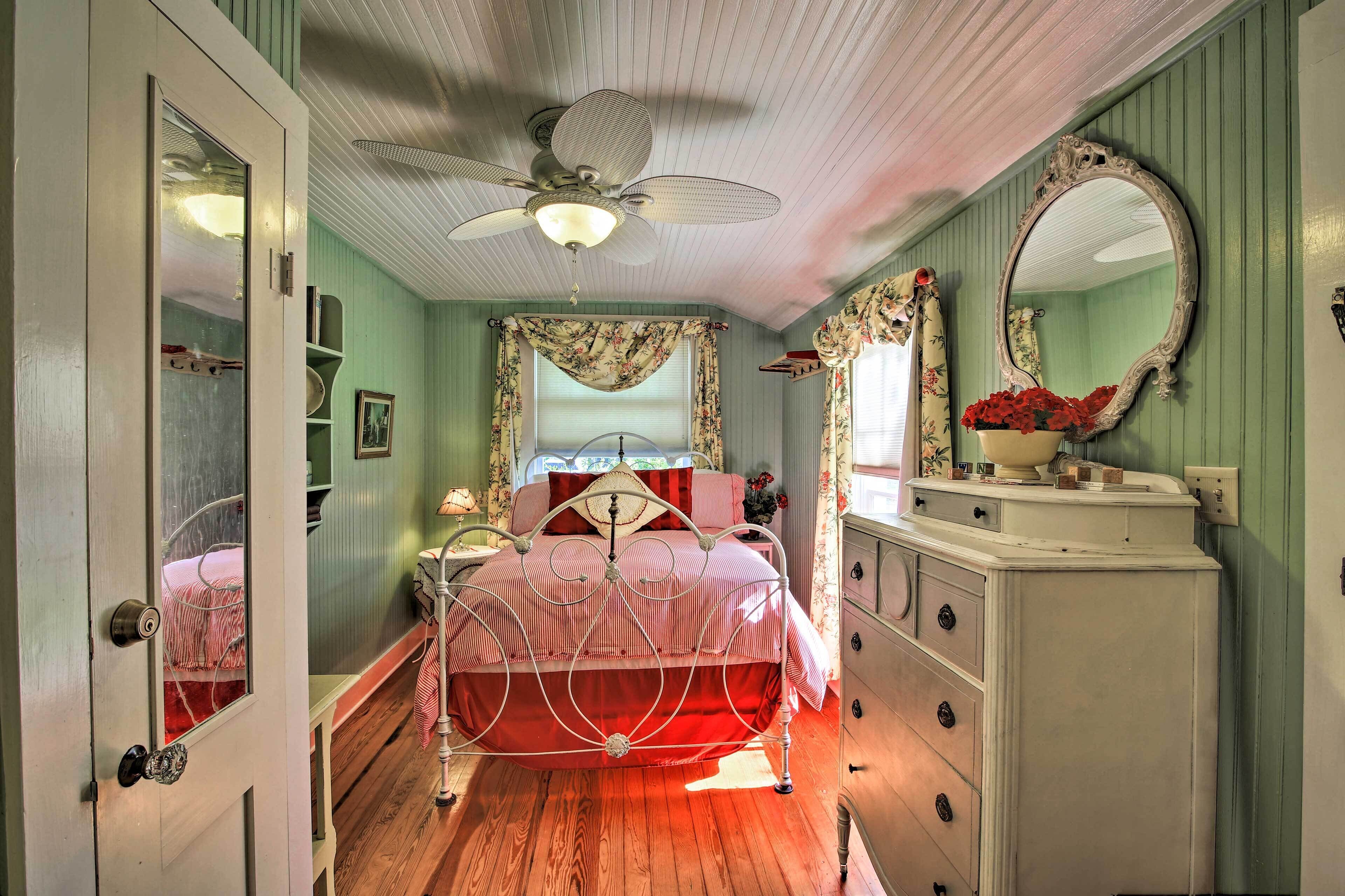 Historic Grape Arbor House < 2 Blocks to Main St