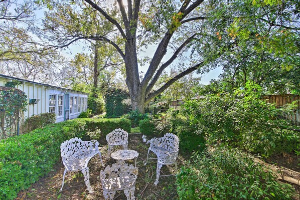 Cottage (5 Bedrooms) | Interior - Walk to Main St Action! Spacious Historic Retreat (Fredericksburg)