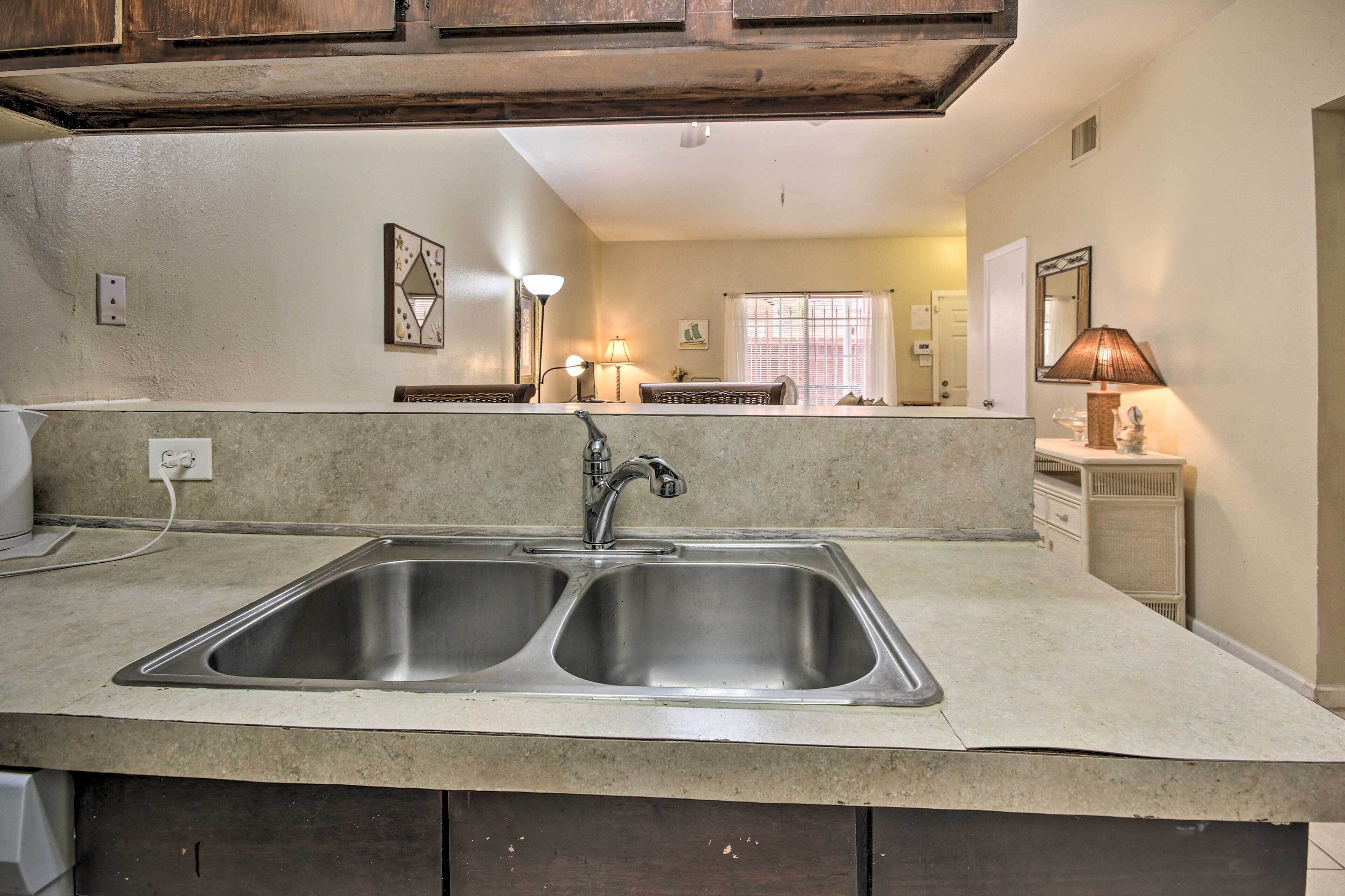 Southwest Houston Apartment w/ Pool Access!