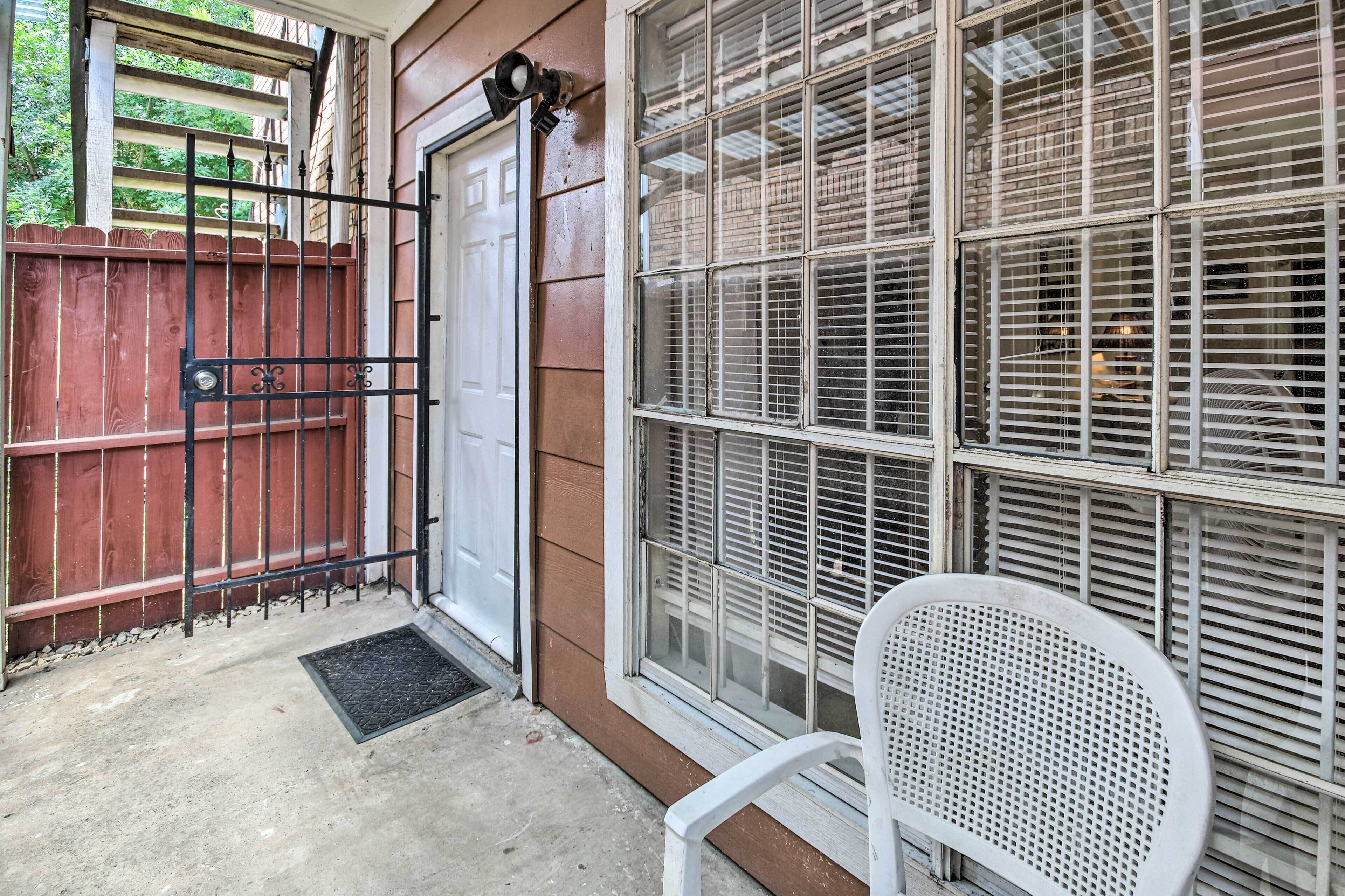 Southwest Houston Apartment w/ Pool Access!