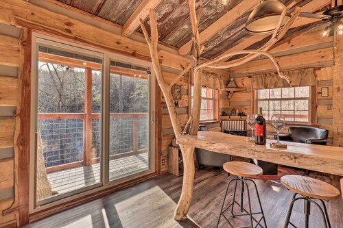 Hand-crafted Creekside Treehouse With Grill!
