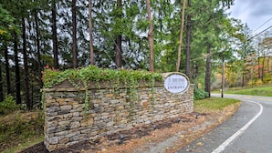 A stone wall with a sign for Seven Springs Mountain Resort Entrance. - Pristine Resort Townhome 2 Mi to Seven Springs Mtn (Champion)