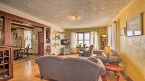 Una sala de estar amplia con chimenea, asientos cómodos y televisor.