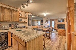 Apartment (2 Bedrooms) | Interior - Slopeside Snowshoe Condo - Walk to Ski Lifts! (Snowshoe)