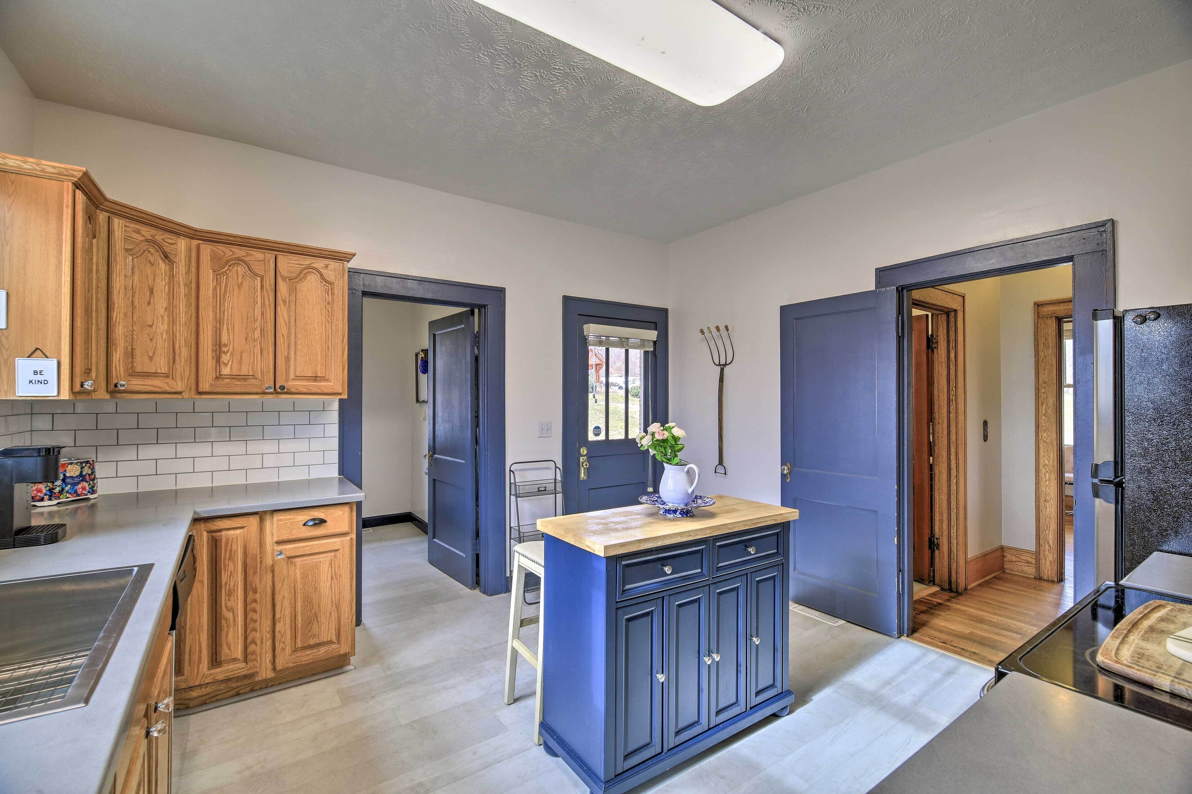 Pet-friendly Floyd House w/ Porch - In Town!