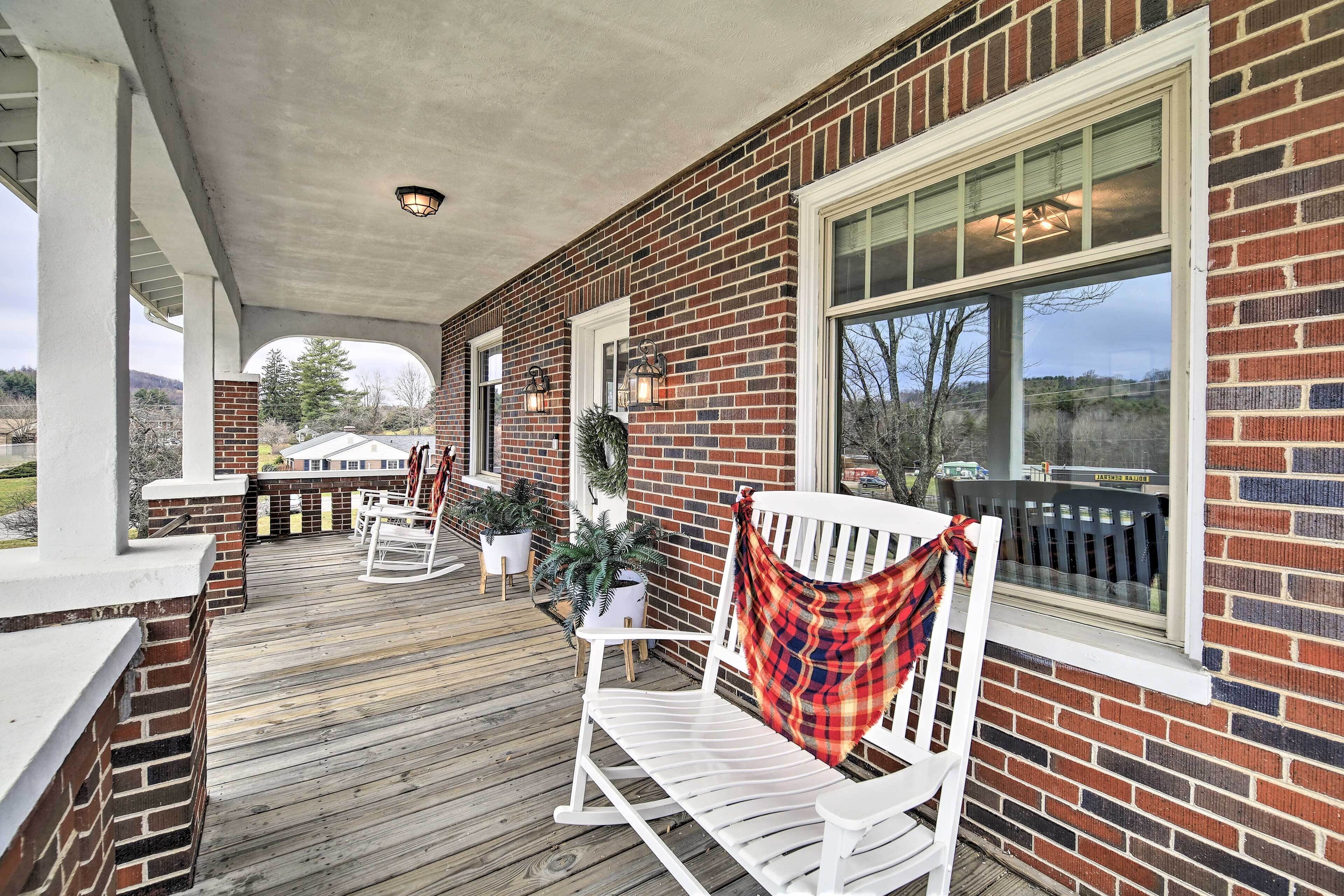 Pet-friendly Floyd House w/ Porch - In Town!