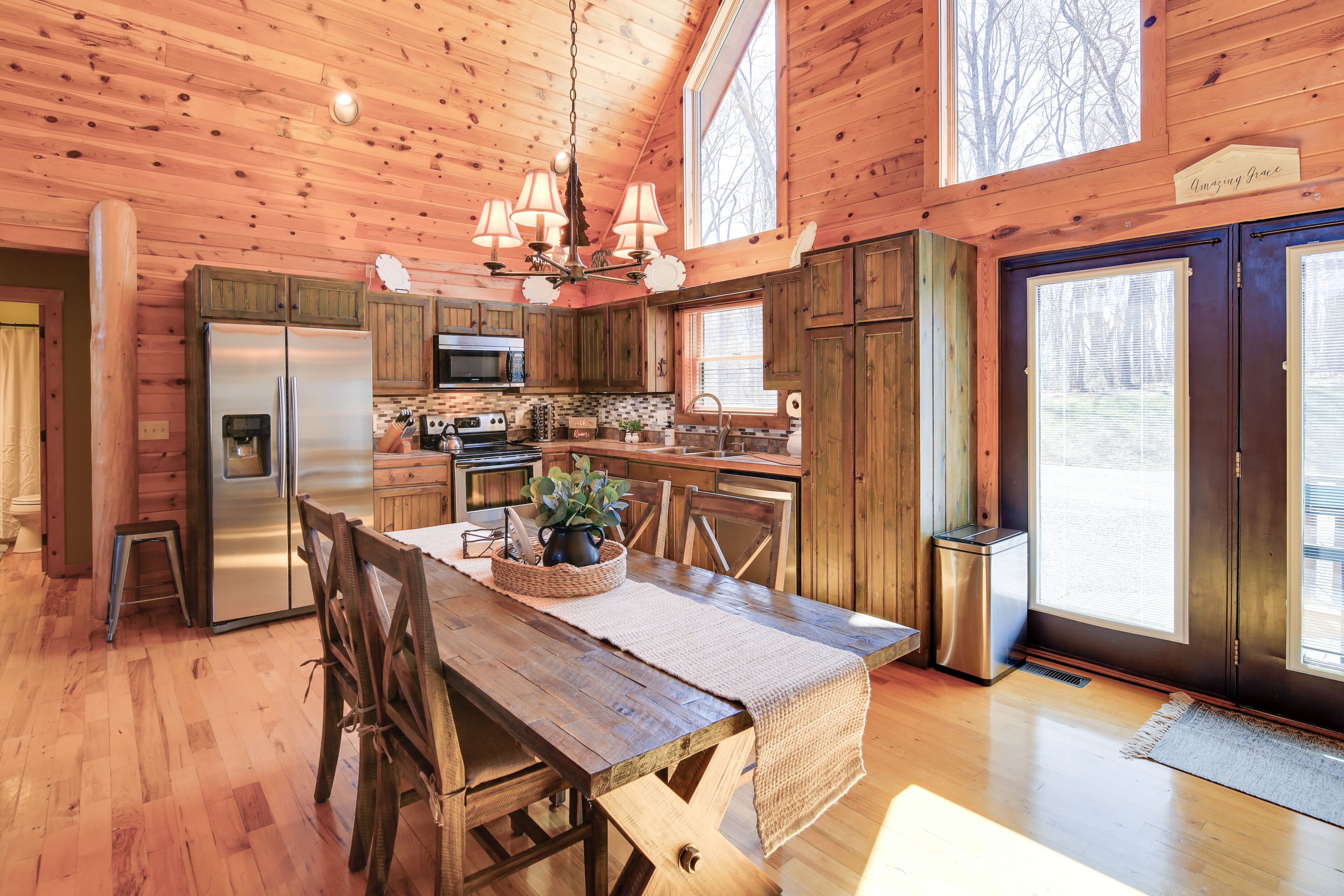 Sparta Cabin Stay w/ Gas Grill + Mountain Views!