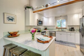 House (3 Bedrooms) | Interior - Shelton Gem w/ Kayaks: Private Beach Oyster Hunt (Shelton)