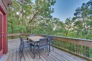 Outdoor dining - Peaceful Russellville Cabin Close to Lakes! (Russellville)