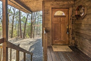 Property grounds - Peaceful Russellville Cabin Close to Lakes! (Russellville)