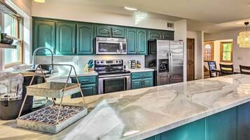 House (3 Bedrooms) | Private kitchen | Microwave, oven, stovetop, dishwasher