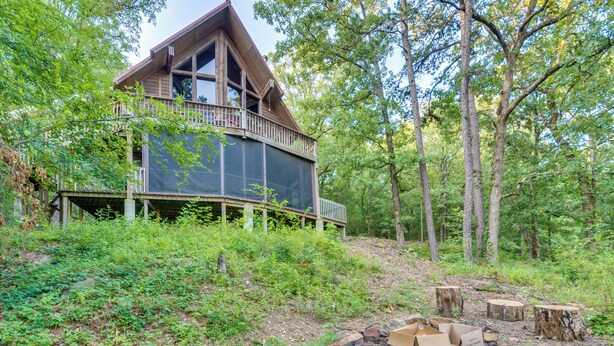 A cabin with a balcony, surrounded by forest. - Peaceful Russellville Cabin Close to Lakes! (Russellville)