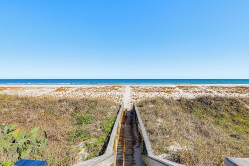 Oceanfront Gem w/ Rooftop Deck: Steps to Sand