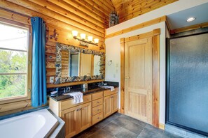 Interior - Eagle's Nest Cabin! Mtn-view Decks & Hot Tub (Gatlinburg)