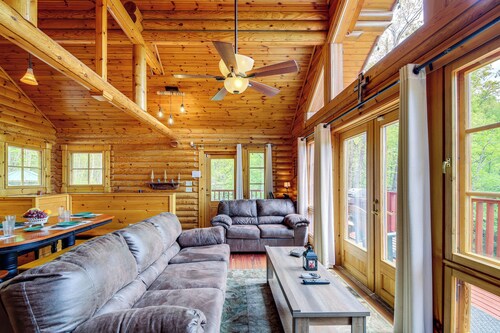 Quiet Gatlinburg Cabin w/ Lookout Decks & Hot Tub!