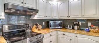 Peaceful Fairhope Cottage w/ Covered Patio!