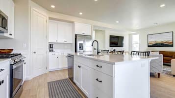 House (5 Bedrooms) | Interior