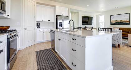 Washington Home w/ Mtn Views, Near Hiking!