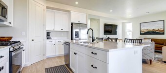 Washington Home w/ Mtn Views, Near Hiking!