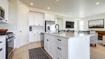 House (5 Bedrooms) | Interior