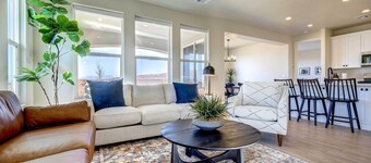 Washington Home w/ Mtn Views, Near Hiking!