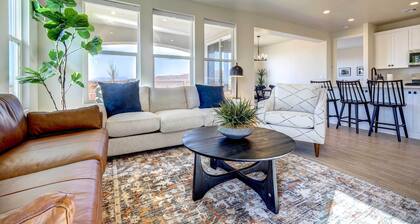 Washington Home w/ Mtn Views, Near Hiking!