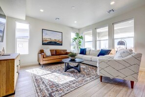 House (5 Bedrooms) | Front of property