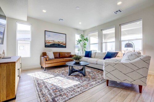 Washington Home w/ Mtn Views, Near Hiking!