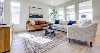 Washington Home w/ Mtn Views, Near Hiking!