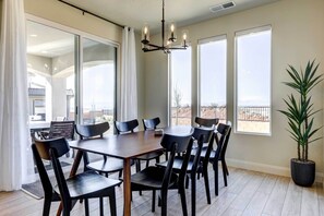 House (5 Bedrooms) | Interior