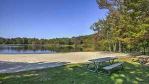 Un tavolo da picnic vicino a un lago, con cielo sereno.