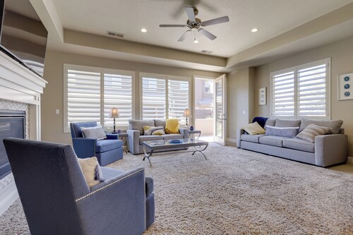 Sleek Home: Patio, Gas Grill & Access to Pool