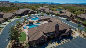 Un quartier résidentiel avec des maisons, une piscine et une vue sur les montagnes.