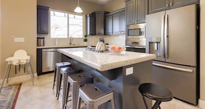 Sleek Home: Patio, Gas Grill & Access to Pool
