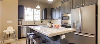 Sleek Home: Patio, Gas Grill & Access to Pool