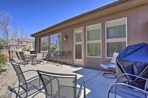 Interior - Sleek Home: Patio, Gas Grill & Access to Pool (Washington)