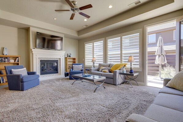 Appartement (3 Bedrooms) | Aire de séjour | Foyer, lecteur de DVD, table de ping-pong, livres