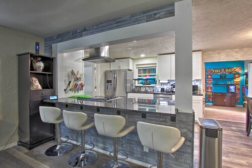 Hot Tub & Theater Room: Tropical Springfield Home