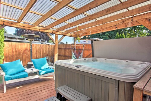 Hot Tub & Theater Room: Tropical Home 5 Mi to UO!