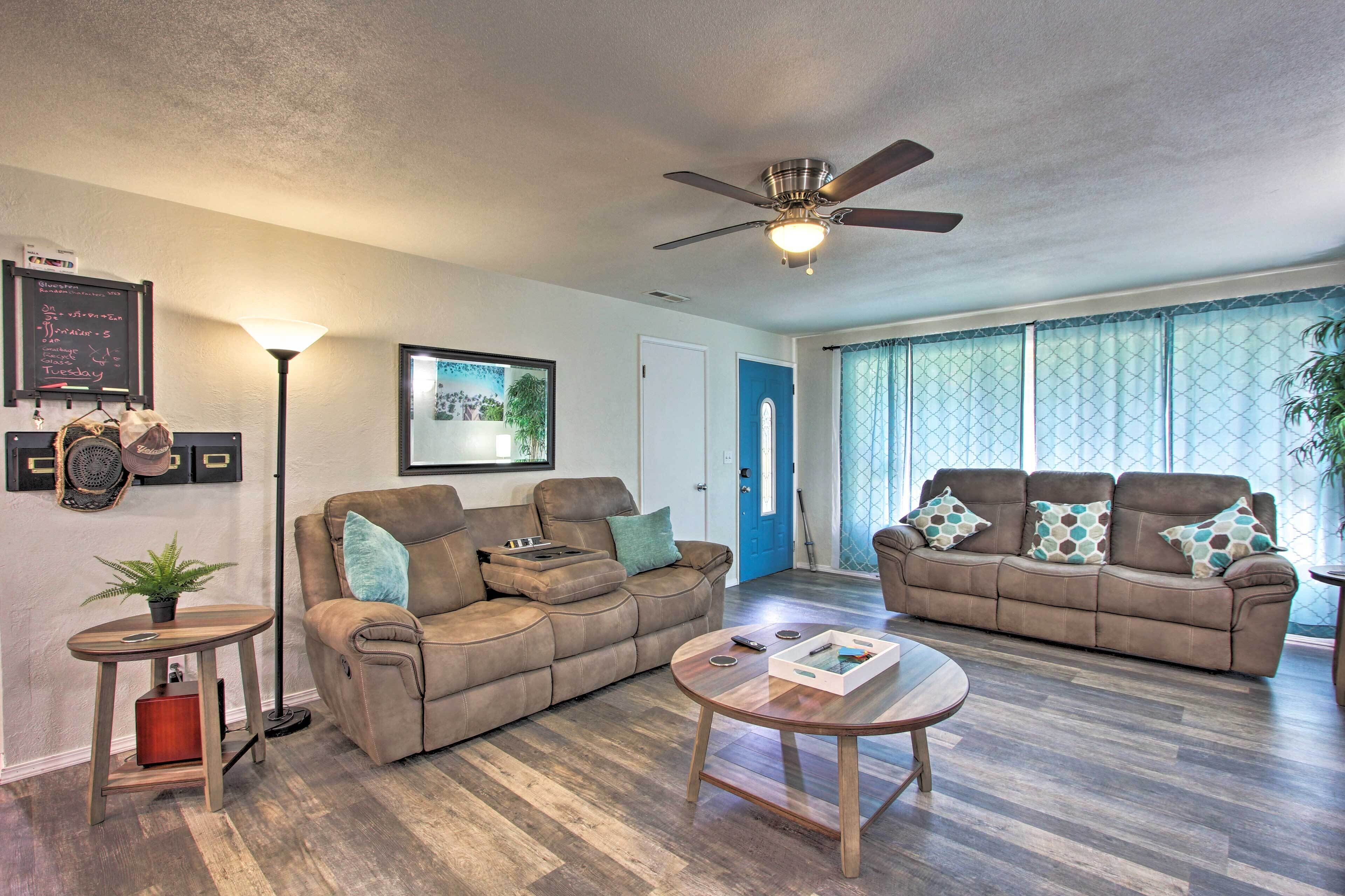 Springfield Tiki Home: Hot Tub & Theater Room