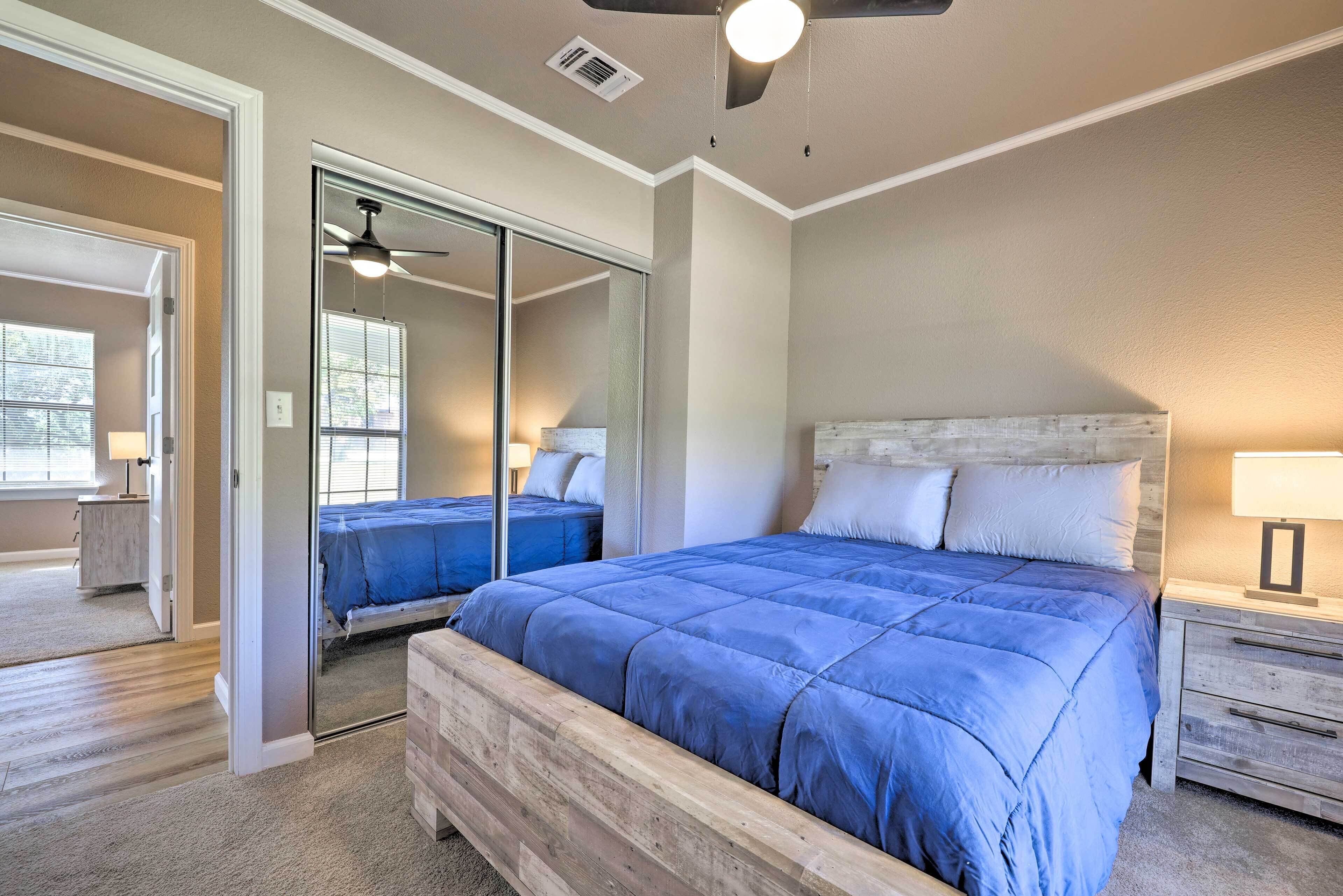 Quiet Haven w/ Hot Tub, 4 Mi to Canyon Lake!