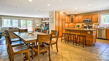 House (5 Bedrooms) | Interior