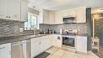 House (4 Bedrooms) | Private kitchen | Microwave, oven, stovetop, dishwasher