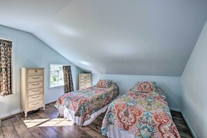 Apartment (3 Bedrooms) | 3 bedrooms, iron/ironing board, bed sheets - Unique Townhouse in Bavarian-style Neighborhood! (Adamstown)