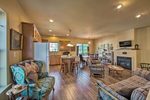 Apartment (3 Bedrooms) | Wohnbereich | Fernseher, Kamin, Bücher